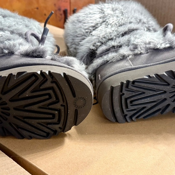 UGG chalet tall boots - Picture 3 of 4